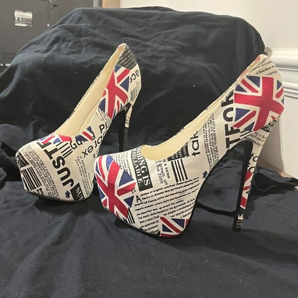 Liliana Shoes - Liliana Newsprint Union Jack Platform Heels. Size 8.5 womens